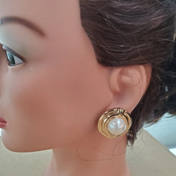 Signed Vintage Vendome Faux Pearl Gold Tone Button Clip On Earrings - Picture 3 of 10
